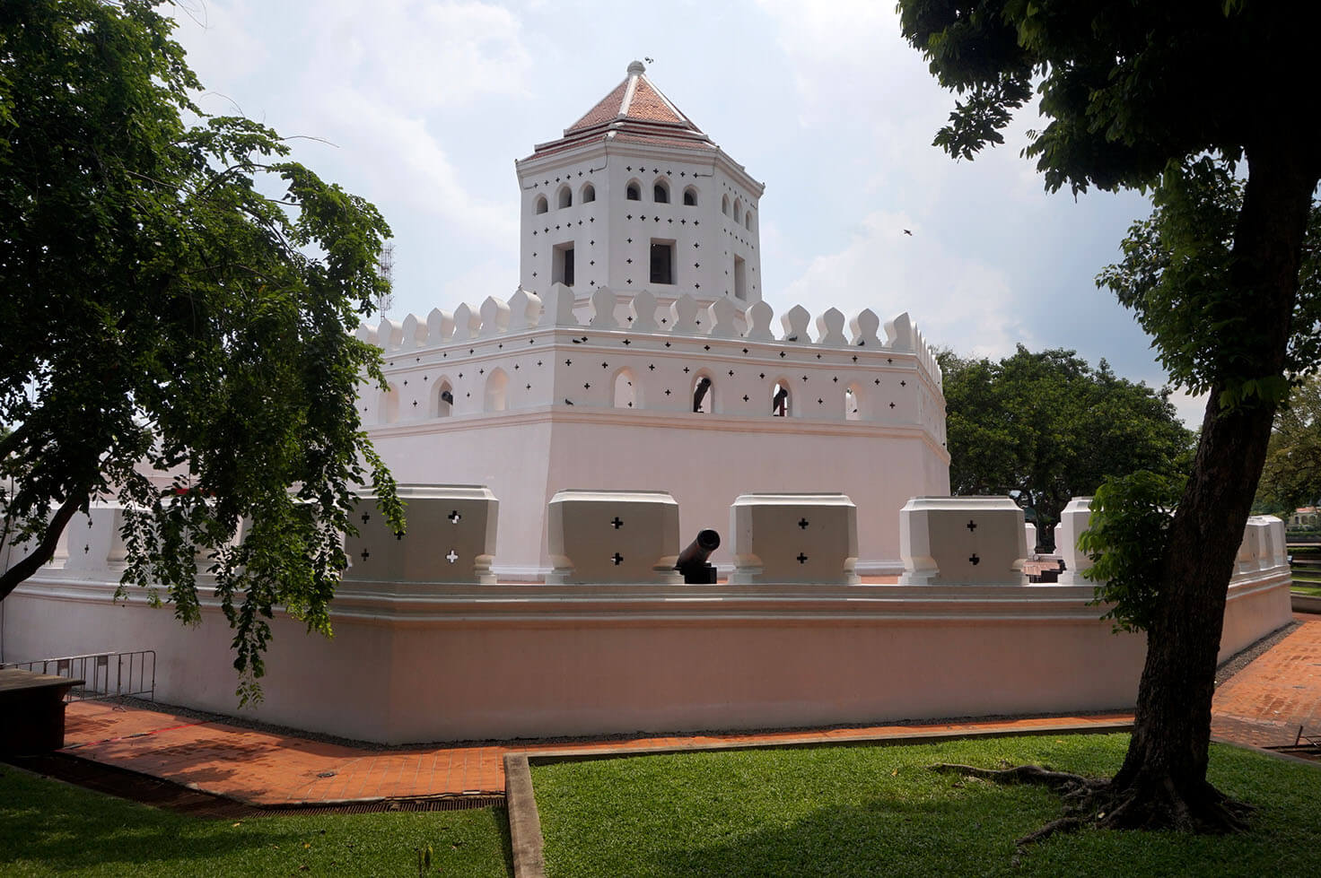 Phra Sumen Fort